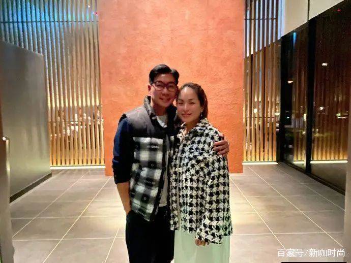 品冠|品冠模特妻子太显老，穿宽松西服身材臃肿，额头细纹加深年龄感