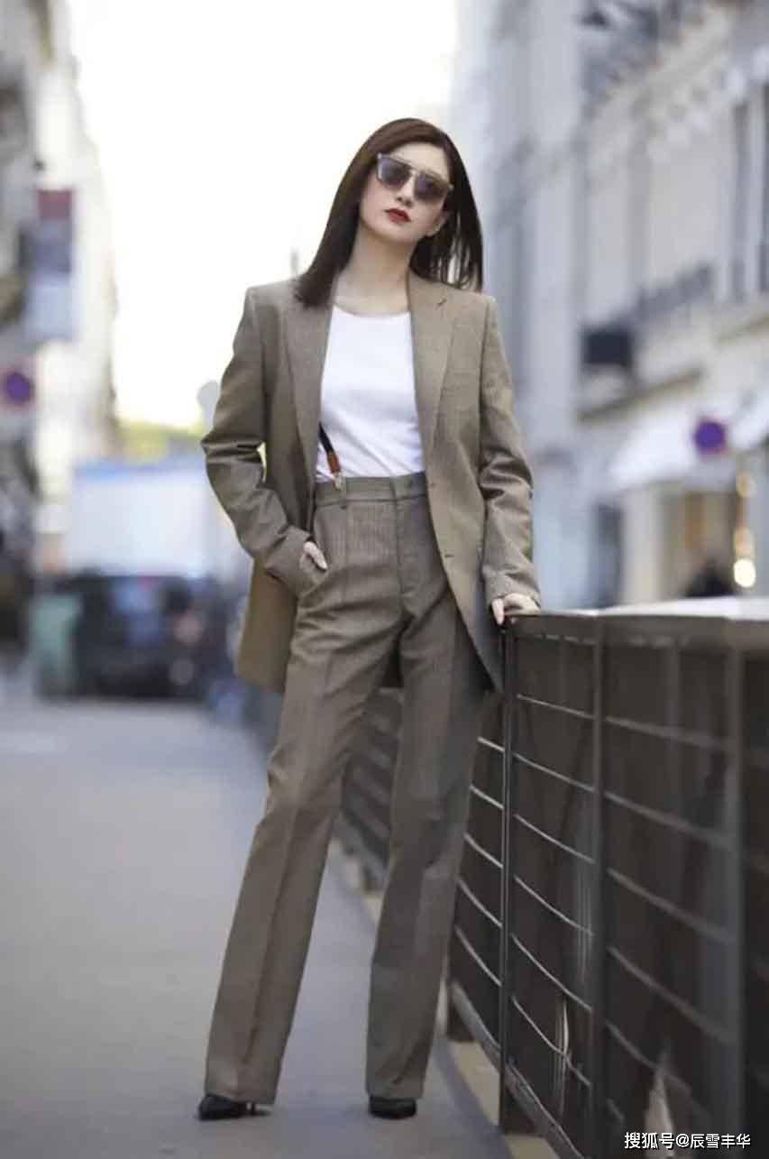 身材|江疏影穿出了“白T恤”的精髓，搭配3000元条纹裤，复古又高级