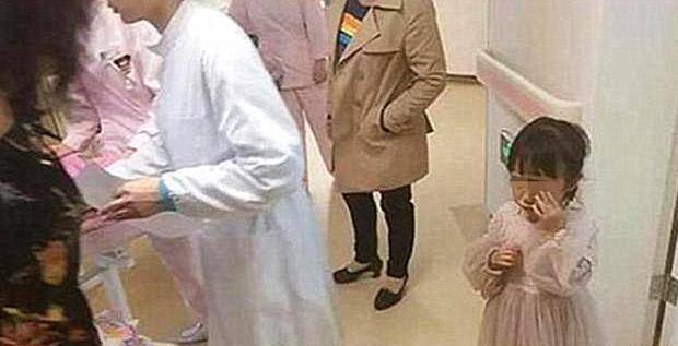 因为|妈妈产房生二胎，4岁大宝产房外等待，说的话让人感动又心疼