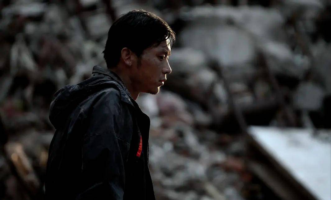 因为|11年后再看《唐山大地震》，我终于明白徐帆为什么要救儿子