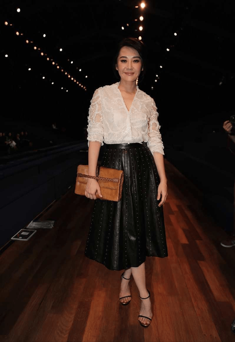 元素|许晴真挺随心所欲,拼接衬衫配“乞丐裙”,眉眼也藏不住年龄了