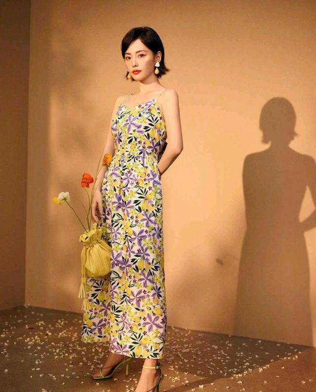 黑色|张嘉倪的小碎花裙真的穿出了时尚感，唯美轻盈又灵动，还不落俗套