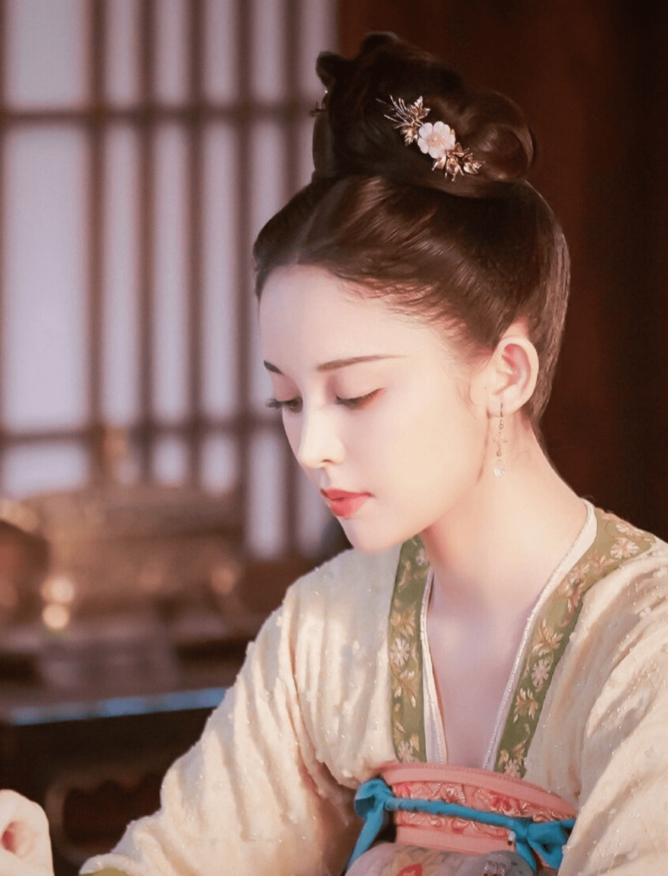 古力娜扎蝴蝶结造型绝绝子,白色流苏裙仙气飘飘_电视剧