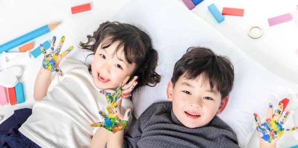 无可|兄妹俩相差十岁，哥哥带妹妹出行一脸生无可恋：比书包还要重！