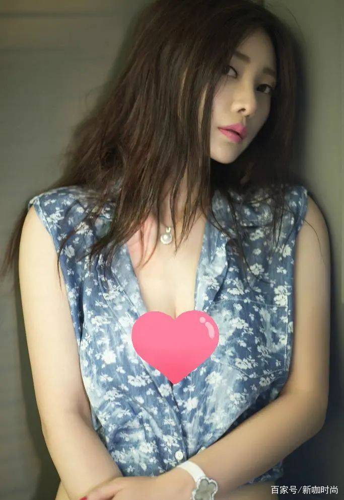 鱼尾|柳岩身材好就是敢穿，低胸上衣秀事业线，我却被“蜜桃臀”吸引了