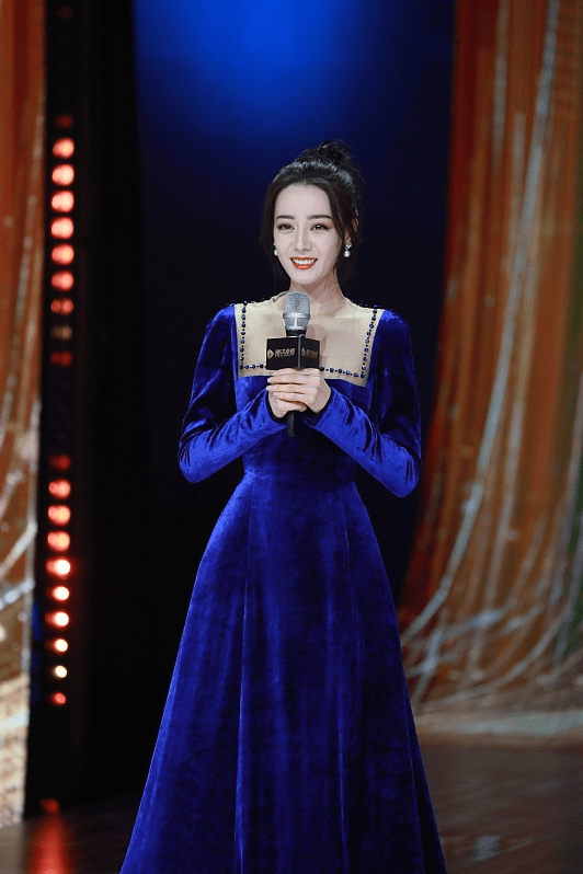 显得|《你是我的荣耀》热巴戏外穿得好美,小蓝裙高贵又华丽,太养眼了