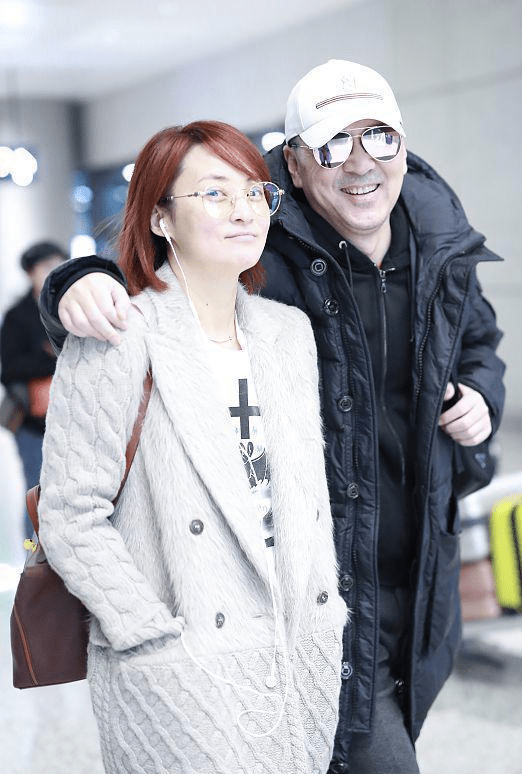 蓝色|陈建斌夫妇秀恩爱!蒋勤勤穿翻毛外套配牛仔裤,46岁嫩成36岁