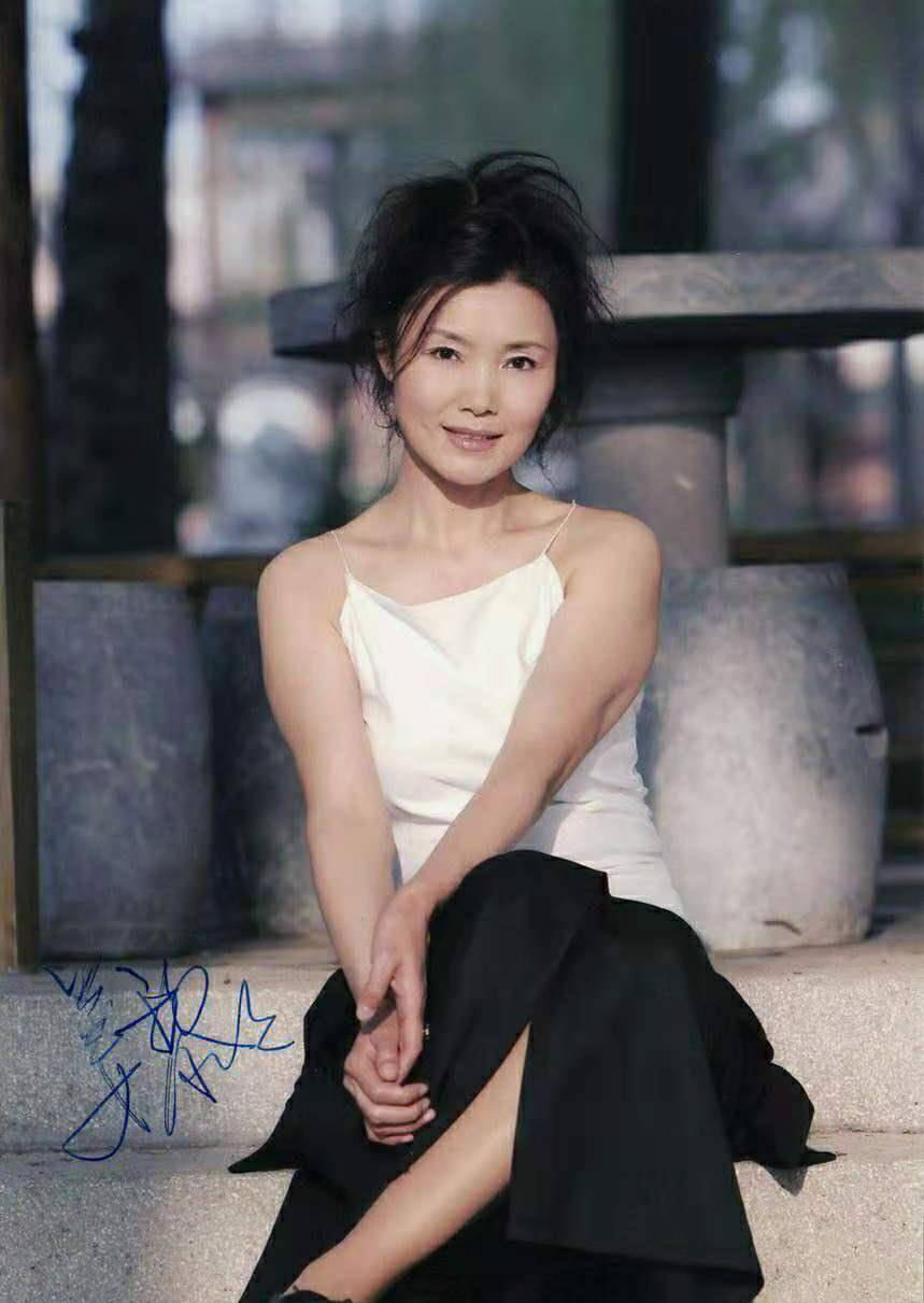 龚雪|龚雪姜黎黎年轻时才是时髦人,夏季穿搭清新脱俗,照穿经典不过时