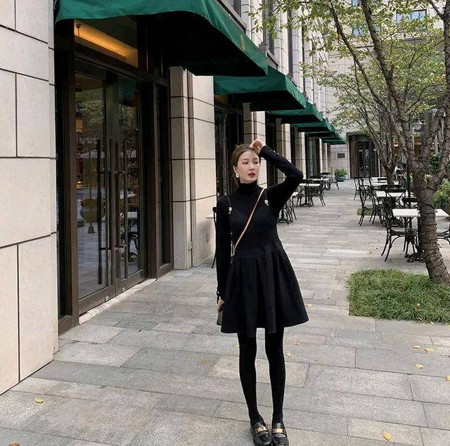 金色|赫本风的连衣裙性感中带一点小复古，搭配金色人像的胸针很有味道~