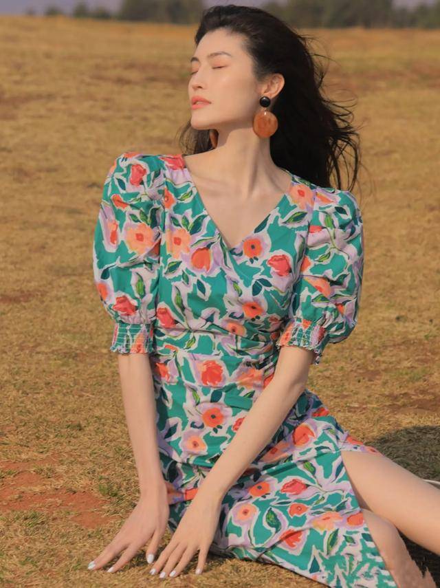 印花|印花裙，碎花裙，印花复古浪漫，很大气，穿上就变温柔小美女。