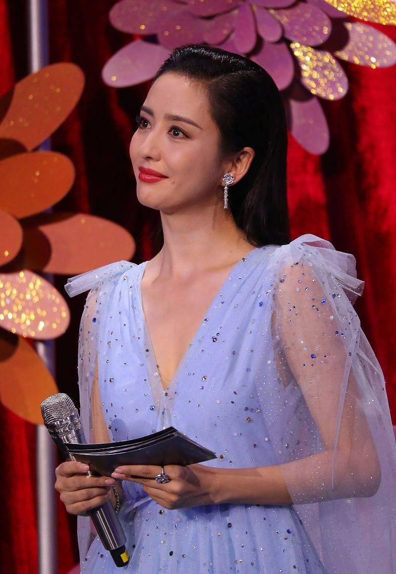 佟丽娅|佟丽娅美的成熟还大气，穿黑裙高级还大方，太有美感了