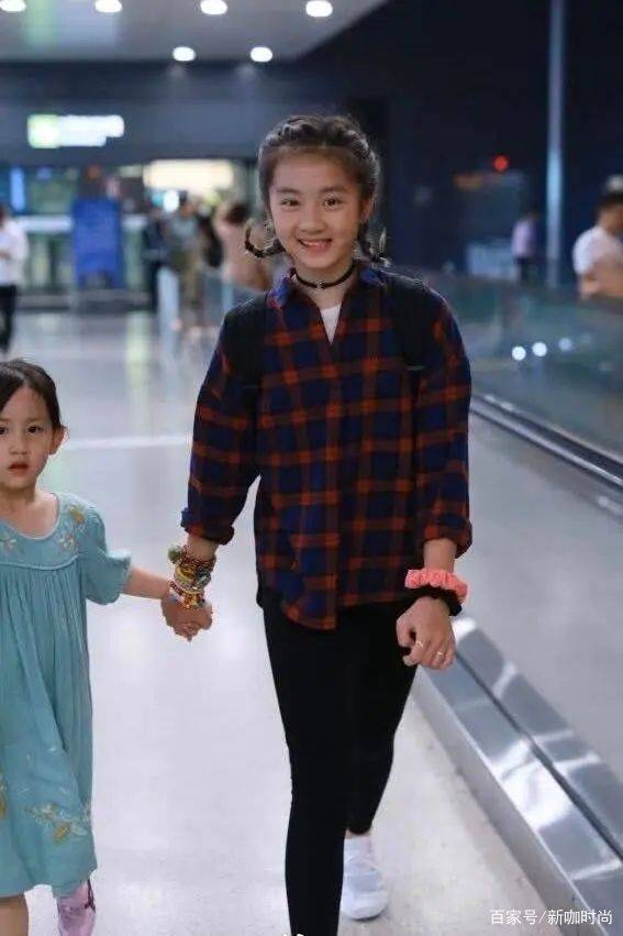 衣裙|黄家有女初长成，黄多多穿格子衫休闲又时髦，6岁妹妹颜值抢镜