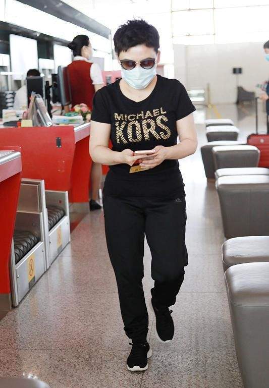 整体|“乒乓女王”邓亚萍罕走机场,155身高走出冠军范,剪超短发太帅