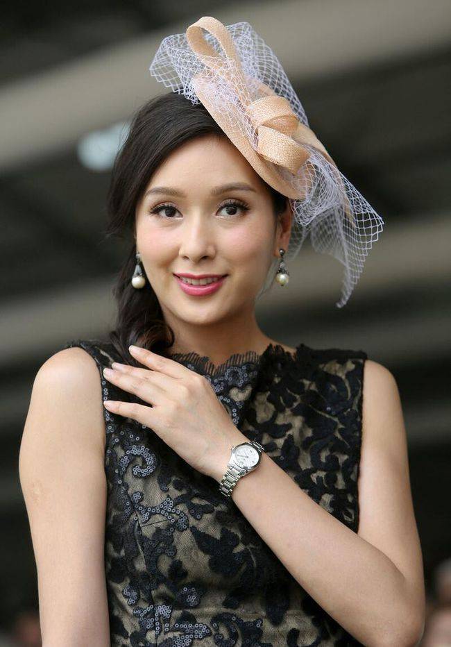 设计|杨恭如真没浪费自己的女人味，熟女年纪穿蕾丝裙