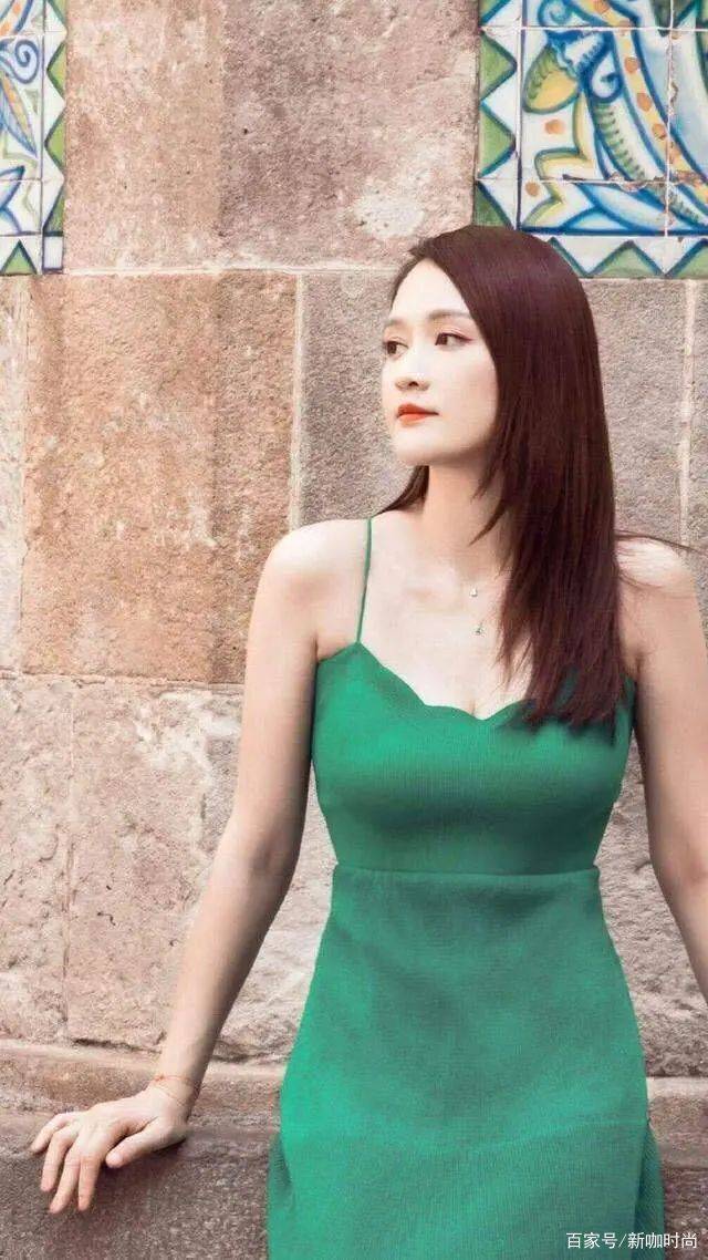 披肩|陈乔恩美翻了！复古绿吊带裙搭披肩长发，高级感溢出屏幕
