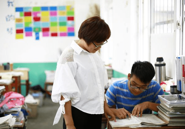 教师行业的"好消息",收入迎来大幅变动,这3类教师将涨工资