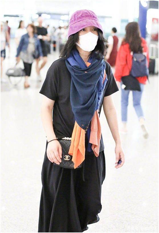 样式|周迅终于把自己穿老，裤裙老人鞋都不算过分，两条围巾才是硬伤