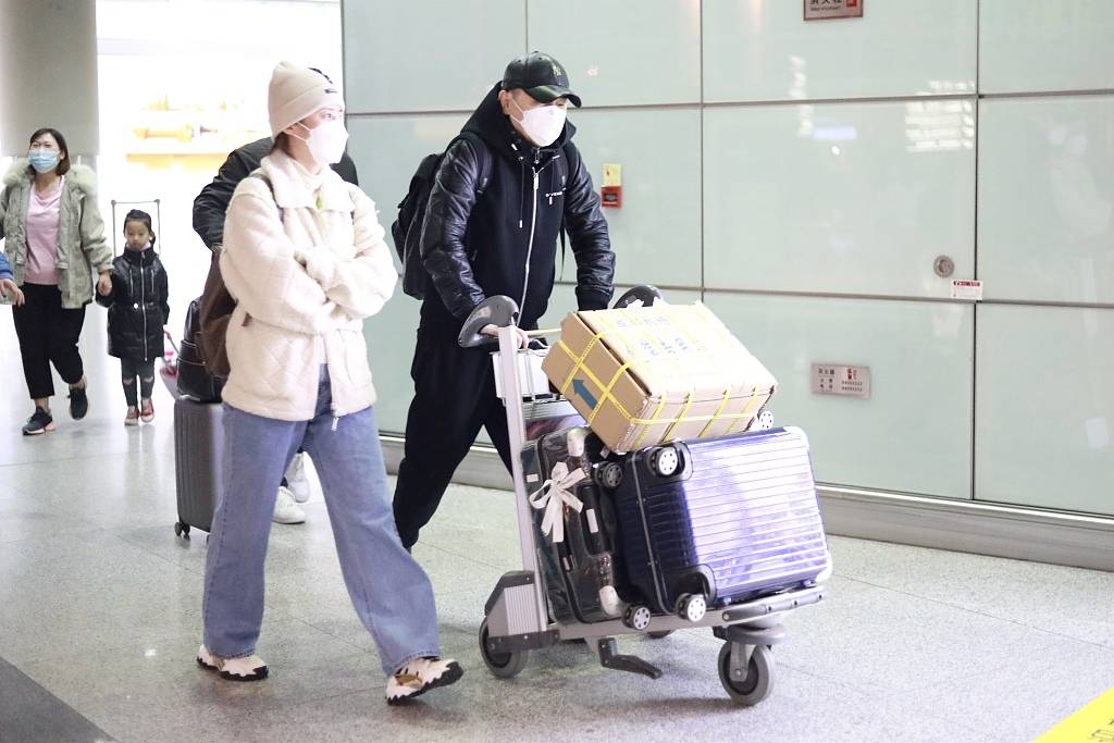 蓝色|陈建斌夫妇秀恩爱!蒋勤勤穿翻毛外套配牛仔裤,46岁嫩成36岁