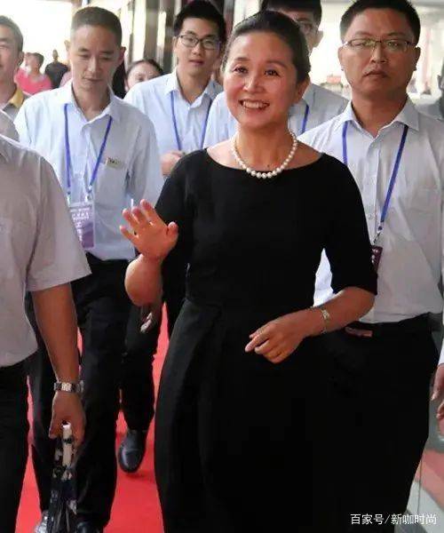 样式|黄菡年过半百气质依旧,珍珠项链搭小黑裙,尽显知性大气范儿