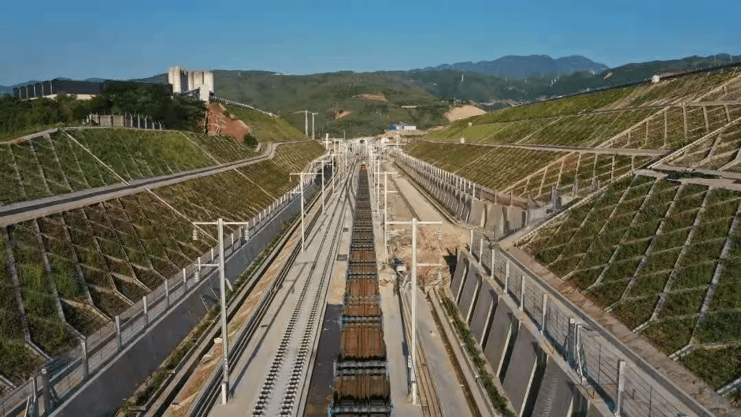 加快推进红石梁综合货运港,大溪综合货运物流港,抱龙矿石专用货运港等