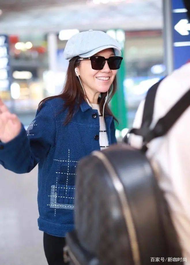 颈部|闫妮滤镜碎一地，穿简约装束朴素无亮点，松弛颈部肌肤太显老