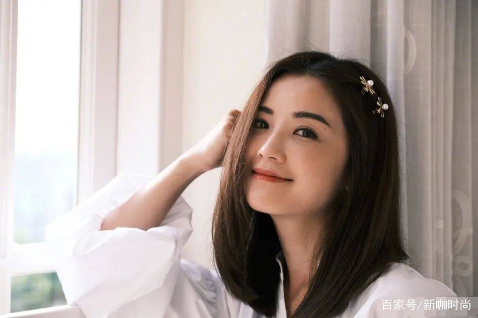 蔡卓妍|阿Sa真不会老？5张近距离摆拍，脸上却找不到一丝破绽