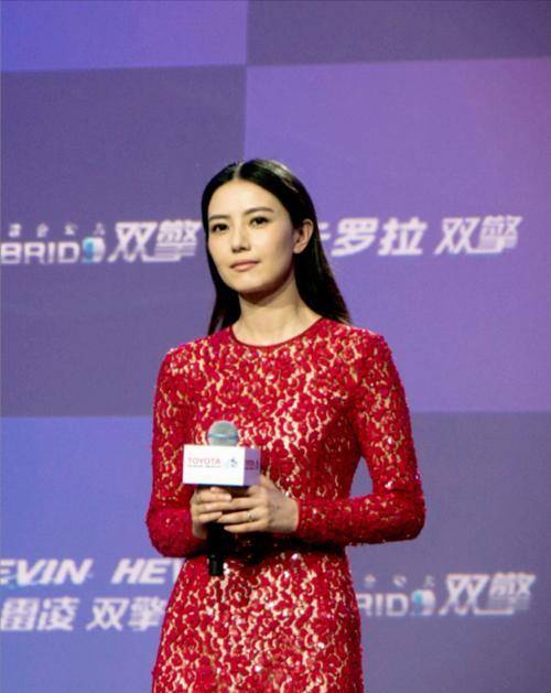 通身|高圆圆真是颜值的“天花板”,一袭红色蕾丝连衣裙,高贵又优雅