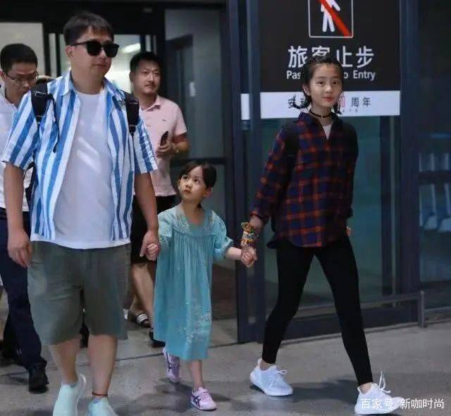 衣裙|黄家有女初长成，黄多多穿格子衫休闲又时髦，6岁妹妹颜值抢镜