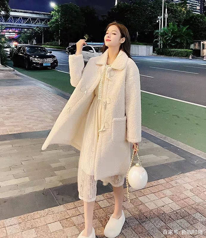 面包|年初三走亲戚，25岁姑娘这样穿，让长辈交口称赞夸你“乖乖女”