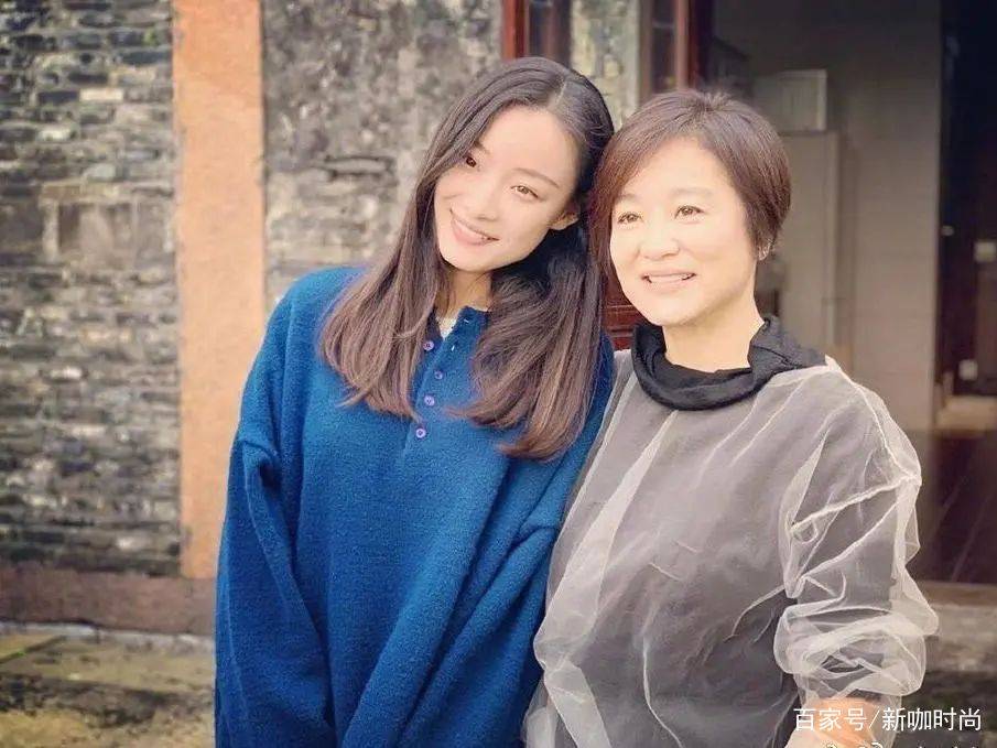 林青霞|林青霞年近古稀不显老，穿薄纱圆领衫气质优雅，同框倪妮似姐妹