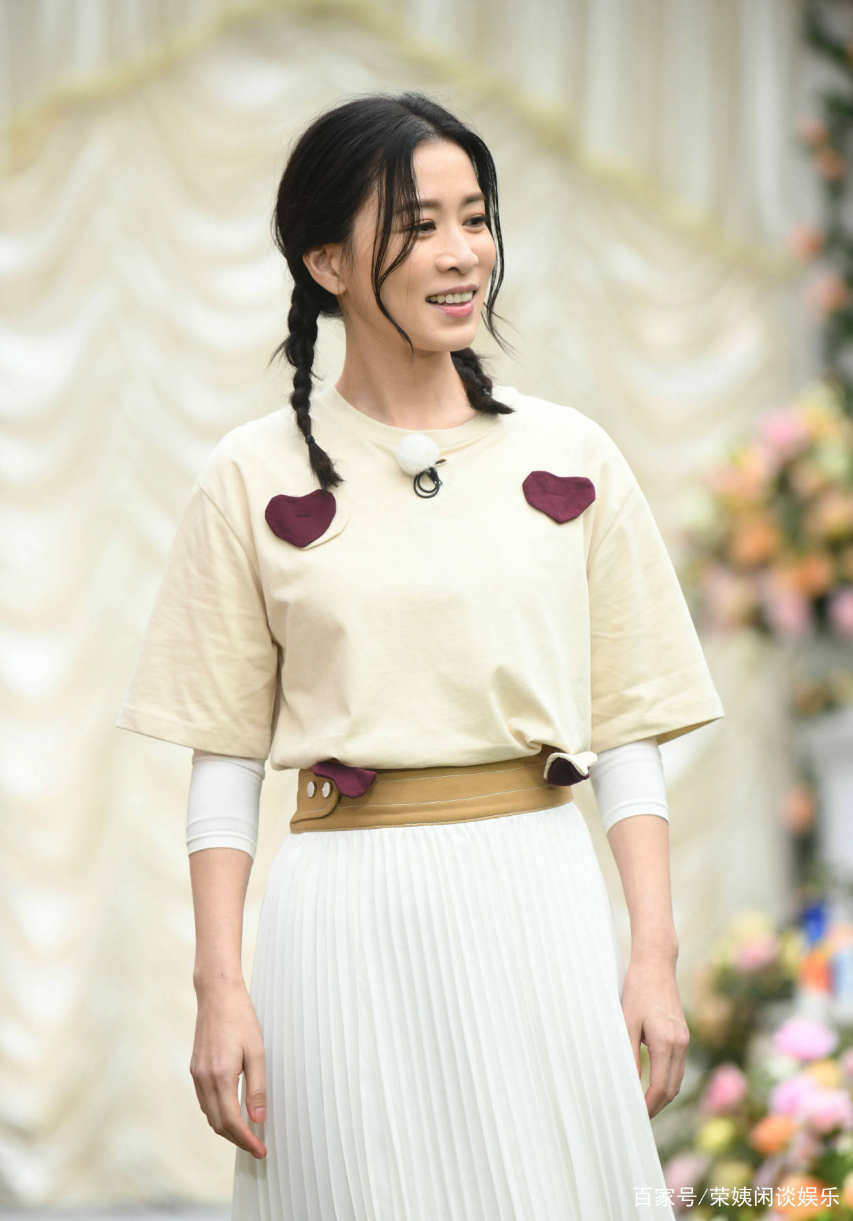 辫子|佘诗曼才是扮嫩高手,穿T恤+百褶裙再扎双马尾辫,哪像46岁?