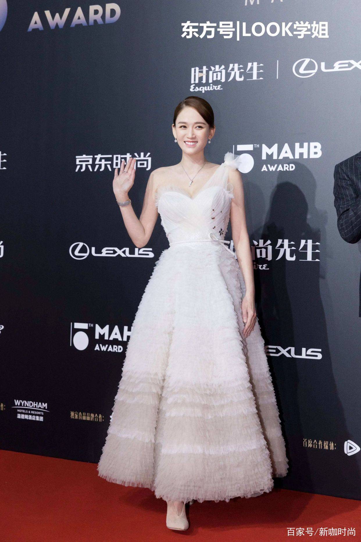 披肩|陈乔恩美翻了!复古绿吊带裙搭披肩长发,高级感溢出屏幕