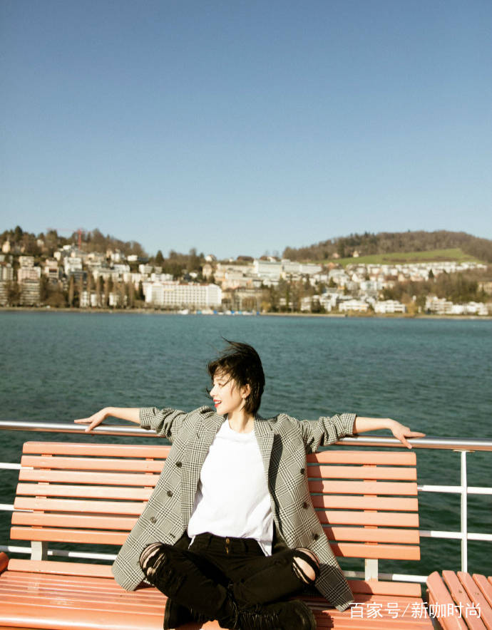 夏天|阚清子真是“美出国”了，穿格子西装亮相街头，与升温的夏日绝配