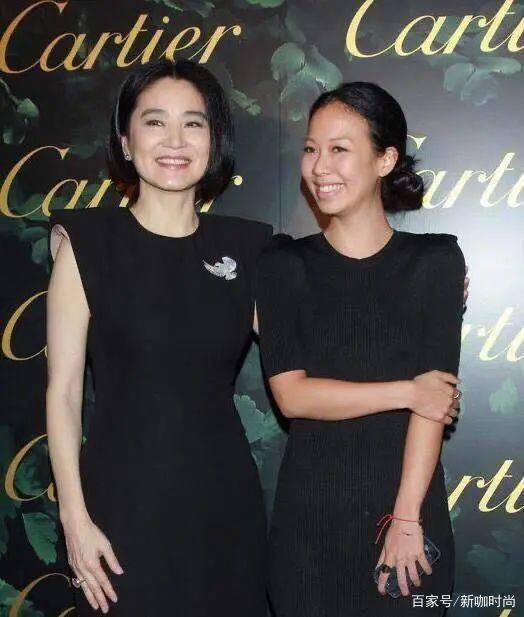 林青霞|林青霞年近古稀韵味犹存，穿垫肩小黑裙典雅端庄，女神范十足