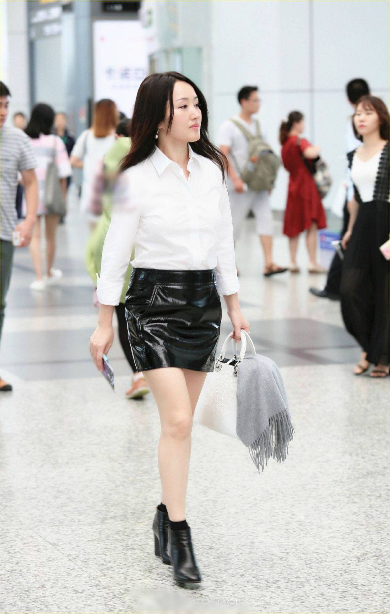 黑色|女人年过半百咋扮嫩，学50岁杨钰莹这样穿，大婶年纪也有少女感