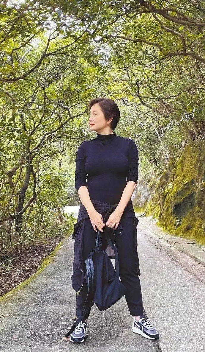 活动|林青霞身材保养有道，66岁穿紧身衣腰肢纤细，活力四射不输年轻人
