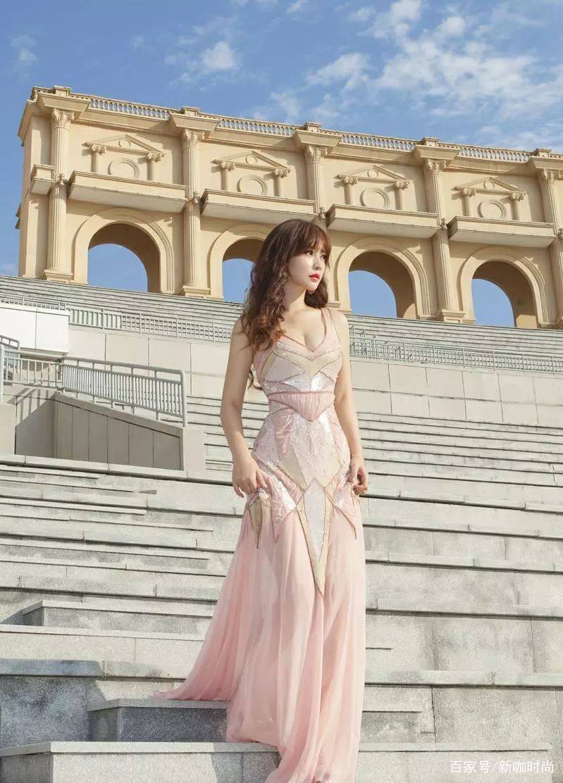 好身材|柳岩太有“料”,穿红色短裙化身圣诞老人,好身材暴露无遗