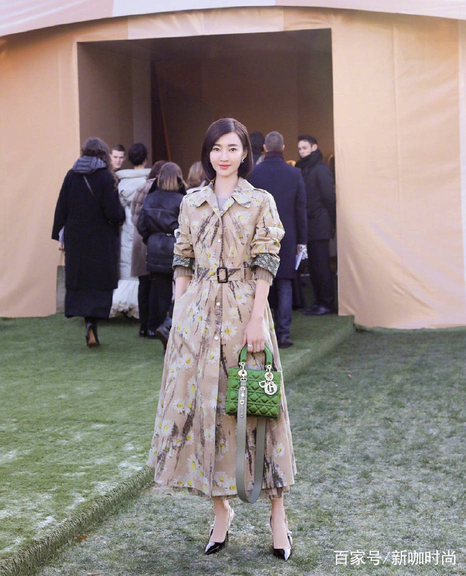女神|王丽坤真会穿，“小雏菊”风衣优雅大方，“波波头”发型更是减龄
