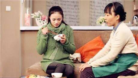 小月|婆婆住院儿媳却带娃旅行，家人无一句谴责，只因婆婆曾做了这件事