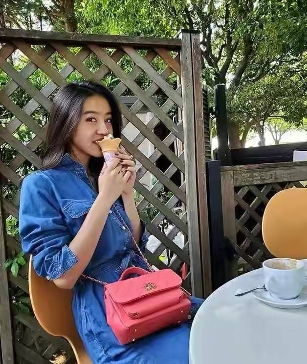 显得|木村光希出门真随性，“老汉衫”配洞洞鞋不修边幅，还没老妈时髦