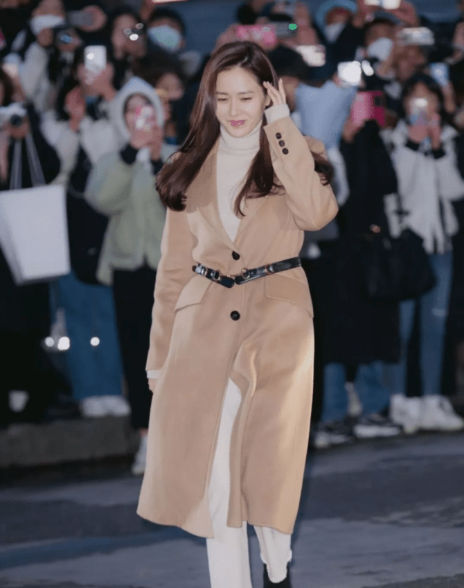 保暖性|孙艺珍有小心机,穿驼色大衣只不过加条腰带,“高级感”增加不少