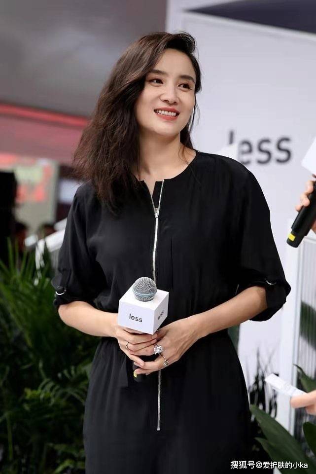 设计|宋佳的“椰奶肌”细腻显嫩,穿一身黑做陪衬,白到叫人心动又羡慕