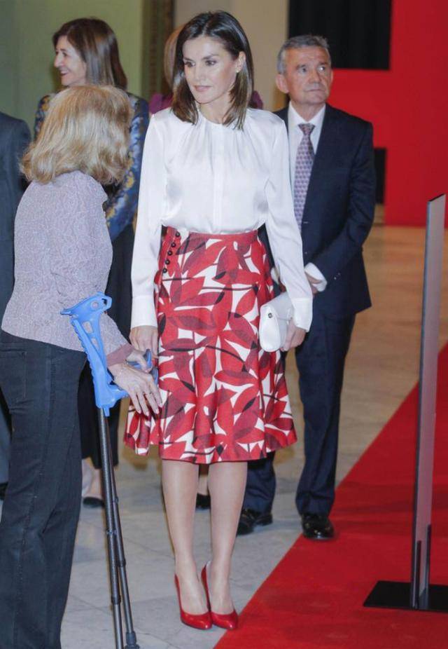 面料|西班牙王后带火一种穿搭:衬衫+半身裙,优雅又高级,值得学一学