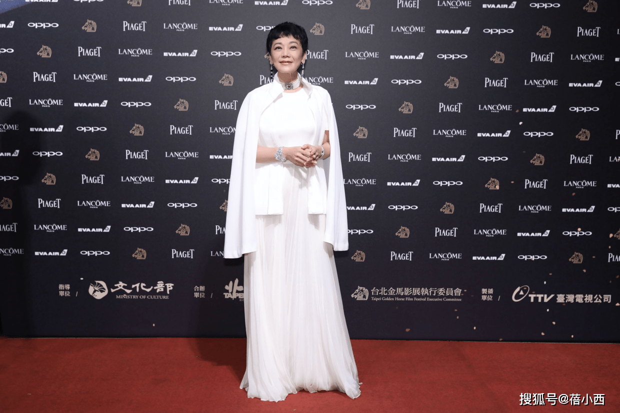 身材|张艾嘉的穿搭才叫“极简”,黑色连体裤配珍珠项链,越老越优雅