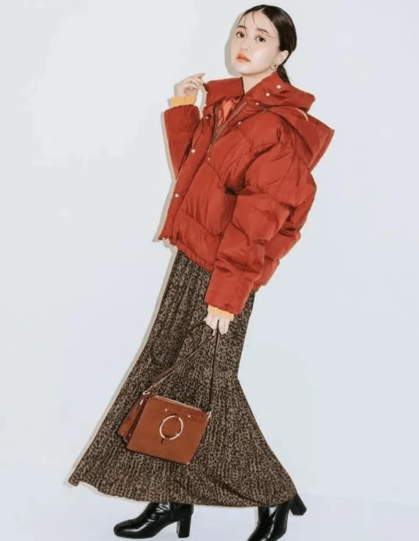 藏蓝色|奔五女人羽绒服别总选黑白灰，显老！多穿这四种颜色，时髦显气质