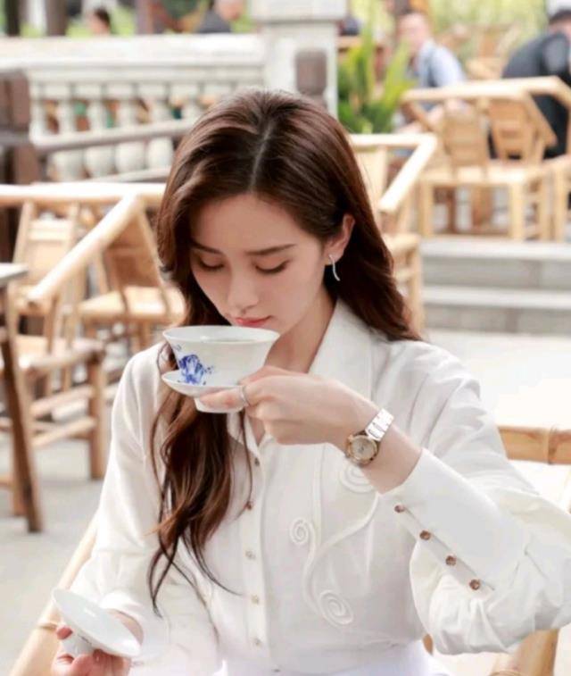长发|刘诗诗简直是白衬衫女神，简单搭配就很美，网友：美貌颜值大暴击