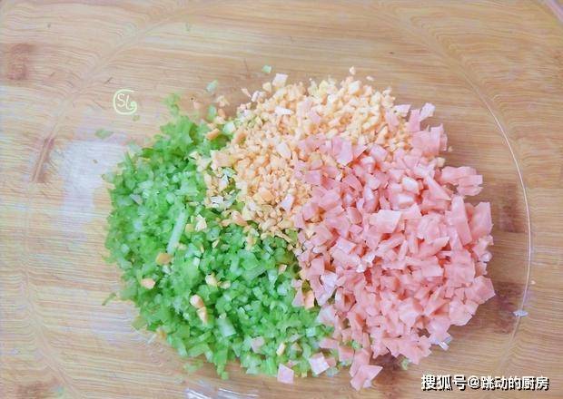 蔬菜|芹菜不要炒着吃了,加两个鸡蛋,用筷子搅一搅,出锅别提多香了