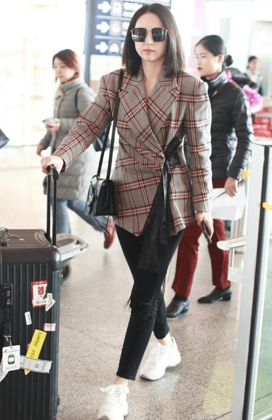 宋佳|女明星用围巾解锁新时尚,董璇当成腰带系,宋佳直接缝在风衣上