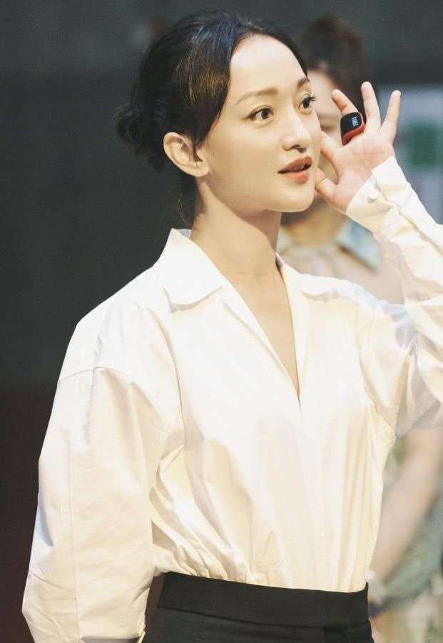 刘海|周迅这造型让人不敢认，狗啃刘海配大浓妆太媚惑，灵气全都不见了