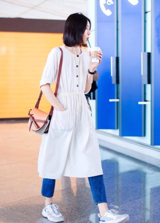 设计|恋爱后的张雨绮变保守，机场穿松垮孕妇裙包裹严实，却挡不住魅力